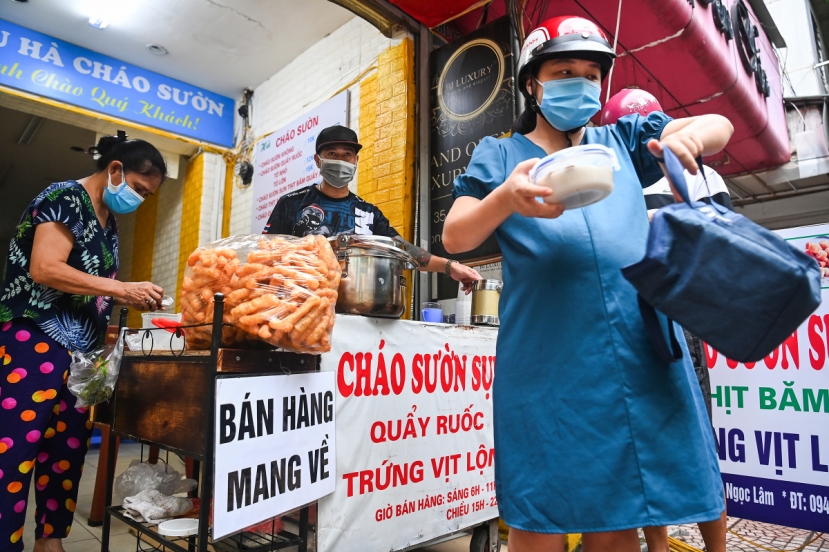 Hà Nội: Người dân vỡ òa khi nhiều khu vực cho phép hàng quán bán tại chỗ - Ảnh 2 Hà Nội: Người dân vỡ òa khi nhiều khu vực cho phép hàng quán bán tại chỗ - Ảnh 2