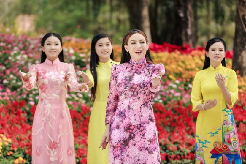 3 người con gái nuôi tham gia nghệ thuật 3 người con gái nuôi tham gia nghệ thuật