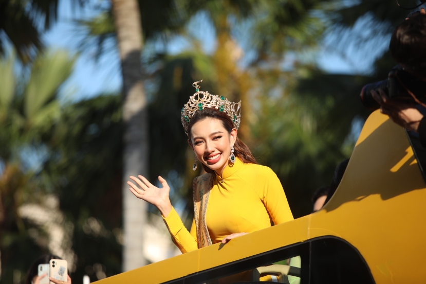 Người đẹp xuất hiện cùng bà trùm hoa hậu Phạm Kim Dung. Hàng trăm người hâm mộ nối đuôi bằng xe máy, Thùy Tiên liên tục nhắc fan cần đảm bảo an toàn Người đẹp xuất hiện cùng bà trùm hoa hậu Phạm Kim Dung. Hàng trăm người hâm mộ nối đuôi bằng xe máy, Thùy Tiên liên tục nhắc fan cần đảm bảo an toàn