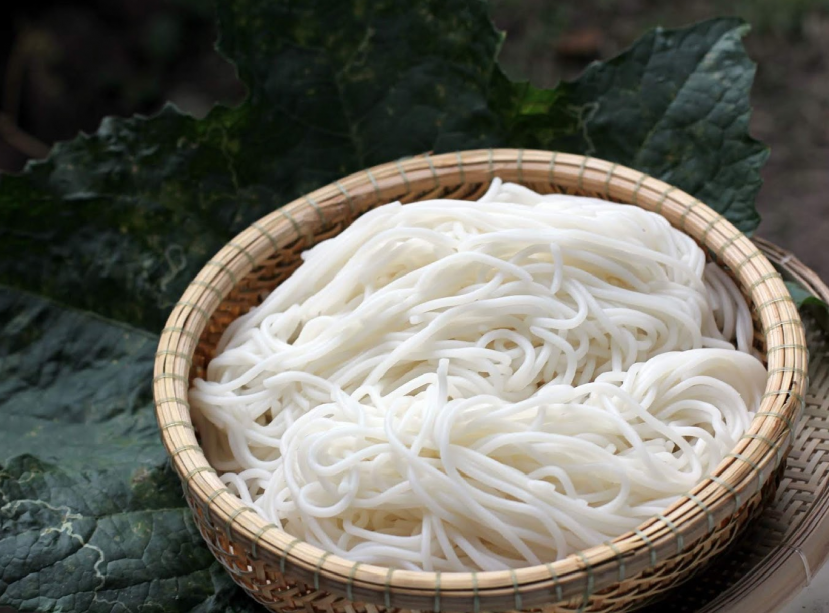 Mùi chua được xuất phát từ quá trình ngâm gạo ở khâu sản xuất. Nếu bún không có mùi gì, thì rất có thể đã được phù phép bằng chất bảo quản Mùi chua được xuất phát từ quá trình ngâm gạo ở khâu sản xuất. Nếu bún không có mùi gì, thì rất có thể đã được phù phép bằng chất bảo quản