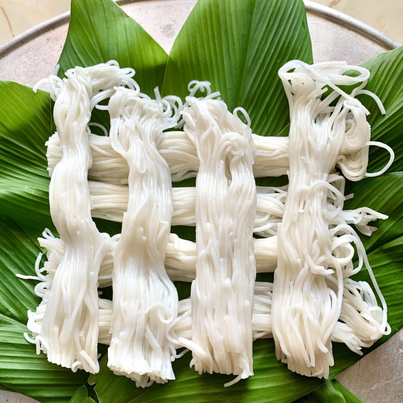 Bún được làm từ gạo nguyên chất, có sợi màu trắng đục hoặc tối màu Bún được làm từ gạo nguyên chất, có sợi màu trắng đục hoặc tối màu