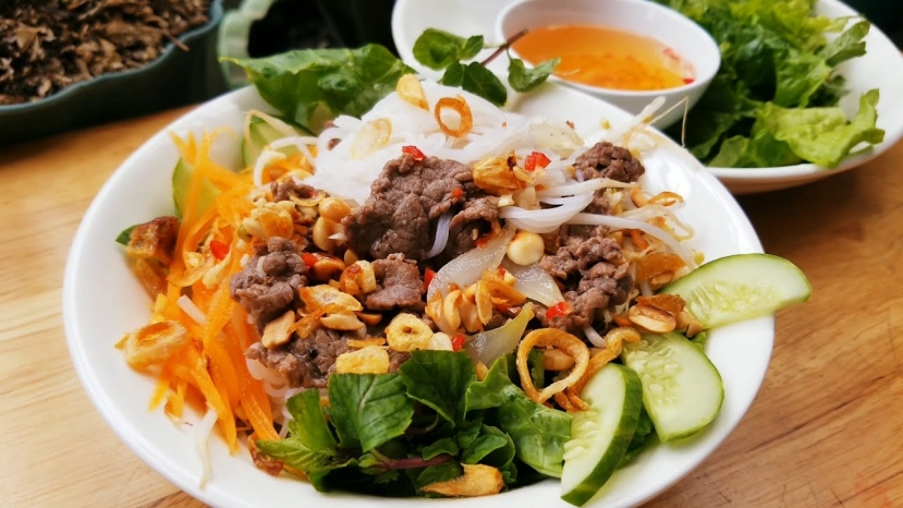 Bún được bày bán ngoài chợ khó tránh khỏi bụi bẩn, vi khuẩn. Nếu ăn trực tiếp mà không luộc qua với nước nóng rất ảnh hưởng đến sức khỏe Bún được bày bán ngoài chợ khó tránh khỏi bụi bẩn, vi khuẩn. Nếu ăn trực tiếp mà không luộc qua với nước nóng rất ảnh hưởng đến sức khỏe