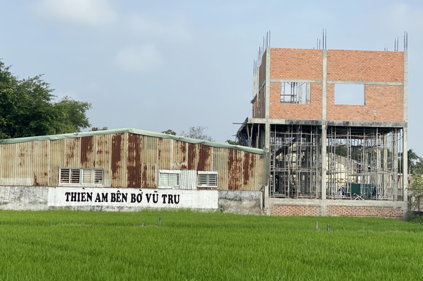 Một số người dân địa phương cho biết thêm, gần đây, địa điểm này đã xây dựng thêm nhà 2 tầng phía sau không gian thờ tự cũ Một số người dân địa phương cho biết thêm, gần đây, địa điểm này đã xây dựng thêm nhà 2 tầng phía sau không gian thờ tự cũ