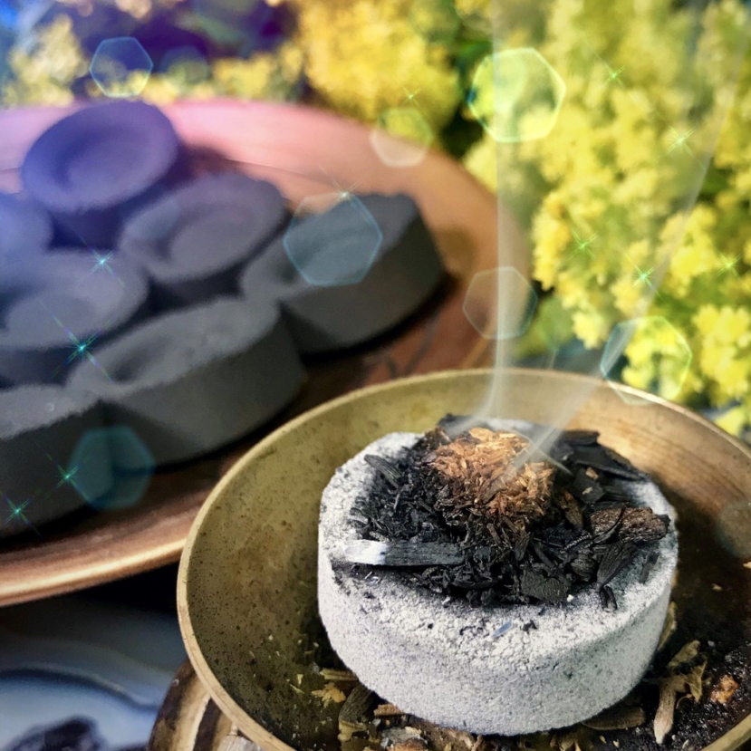 Tập tục xông nhà vốn có từ lâu đời để tẩy uế và làm sạch không khí, chuẩn bị chào đón năm mới với sự trong trẻo, tinh khôi, lộc lá đề huề Tập tục xông nhà vốn có từ lâu đời để tẩy uế và làm sạch không khí, chuẩn bị chào đón năm mới với sự trong trẻo, tinh khôi, lộc lá đề huề