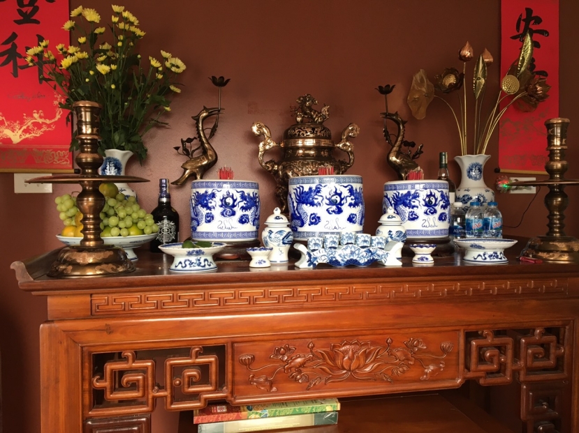 Nếu để bát hương quá đầy sẽ cản trở khí lưu chuyển, ảnh hưởng đến vận may của gia chủ. Việc tỉa chân hương giúp cho bàn thờ phong quang, đặc biệt hạn chế hỏa hoạn trong gia đình Nếu để bát hương quá đầy sẽ cản trở khí lưu chuyển, ảnh hưởng đến vận may của gia chủ. Việc tỉa chân hương giúp cho bàn thờ phong quang, đặc biệt hạn chế hỏa hoạn trong gia đình