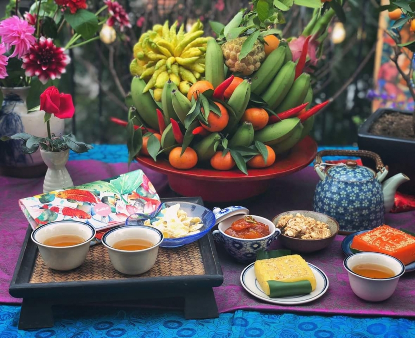 Tỉa chân hương bàn thờ Thần tài, gia chủ nên rút từng chân một, để lại chân nhang theo số lẻ để nhận lộc lá Tỉa chân hương bàn thờ Thần tài, gia chủ nên rút từng chân một, để lại chân nhang theo số lẻ để nhận lộc lá