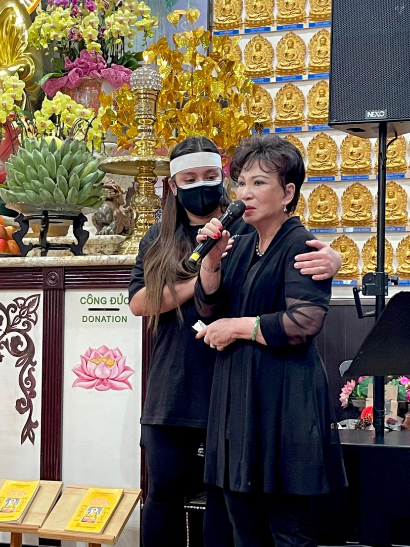 Wendy Phạm trong lễ cúng 100 ngày của mẹ Wendy Phạm trong lễ cúng 100 ngày của mẹ