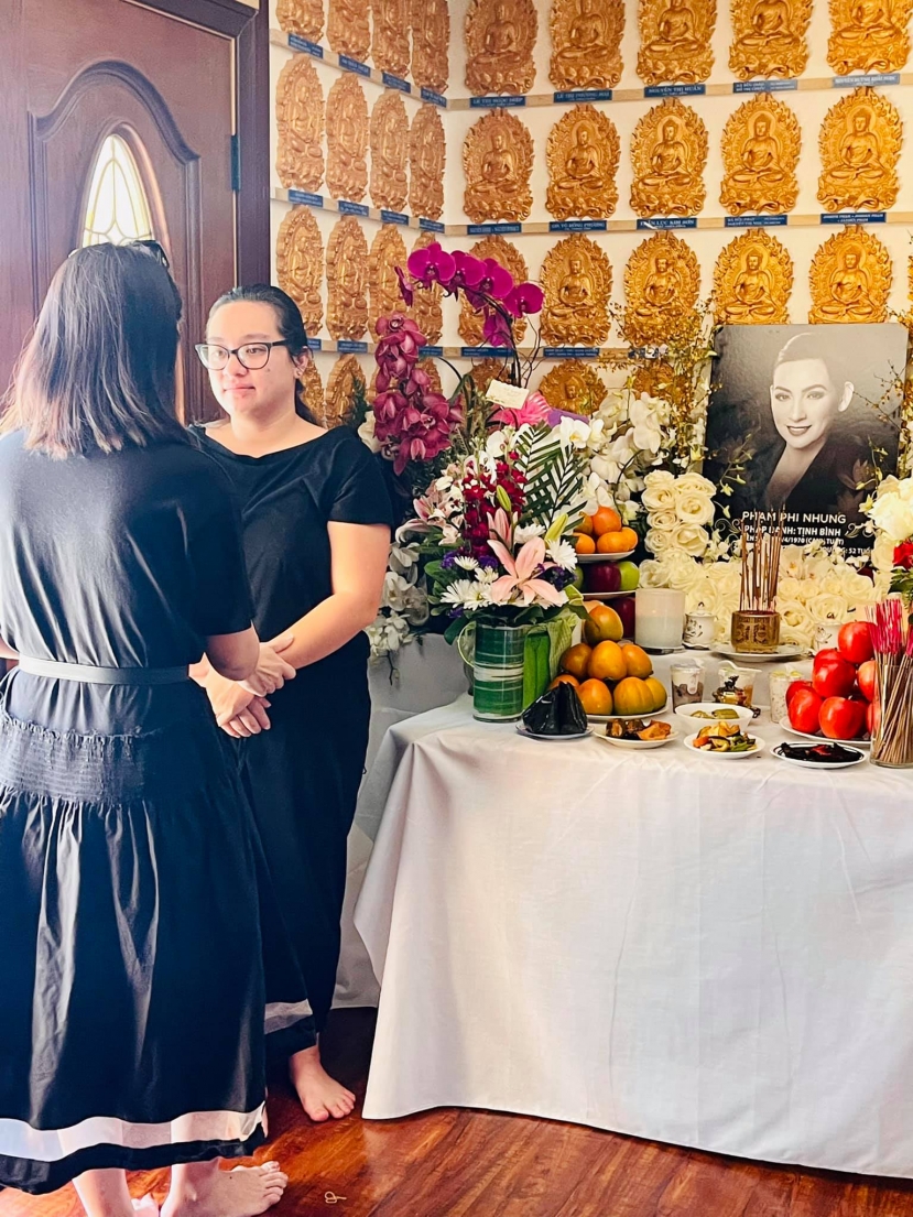 Wendy Phạm chịu tang mẹ Wendy Phạm chịu tang mẹ