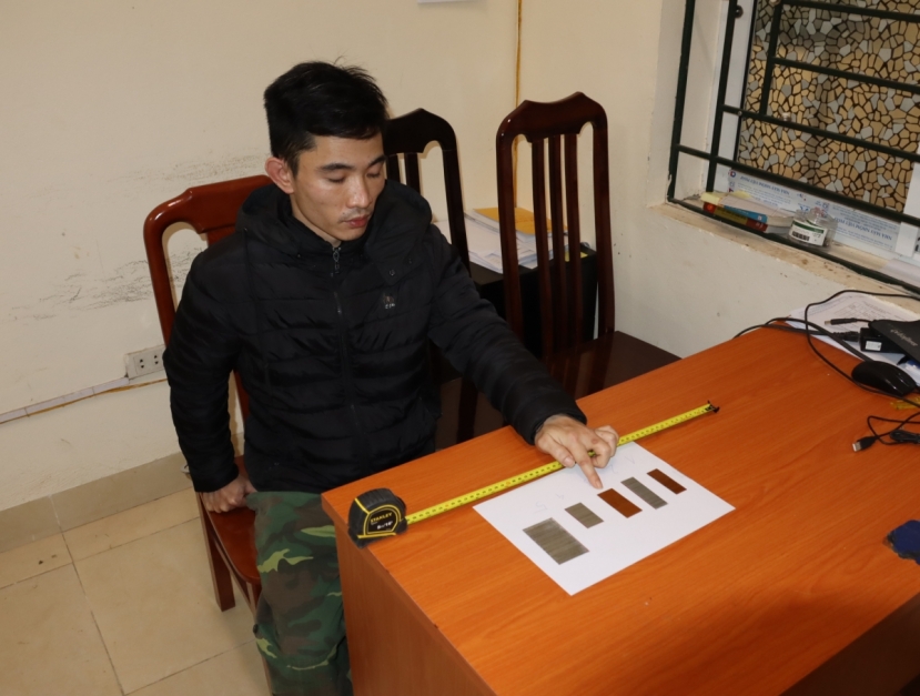 Nhân tình người mẹ đóng đinh vào đầu bé gái 3 tuổi thực nghiệm hiện trường. Ảnh: Người Lao Động Nhân tình người mẹ đóng đinh vào đầu bé gái 3 tuổi thực nghiệm hiện trường. Ảnh: Người Lao Động