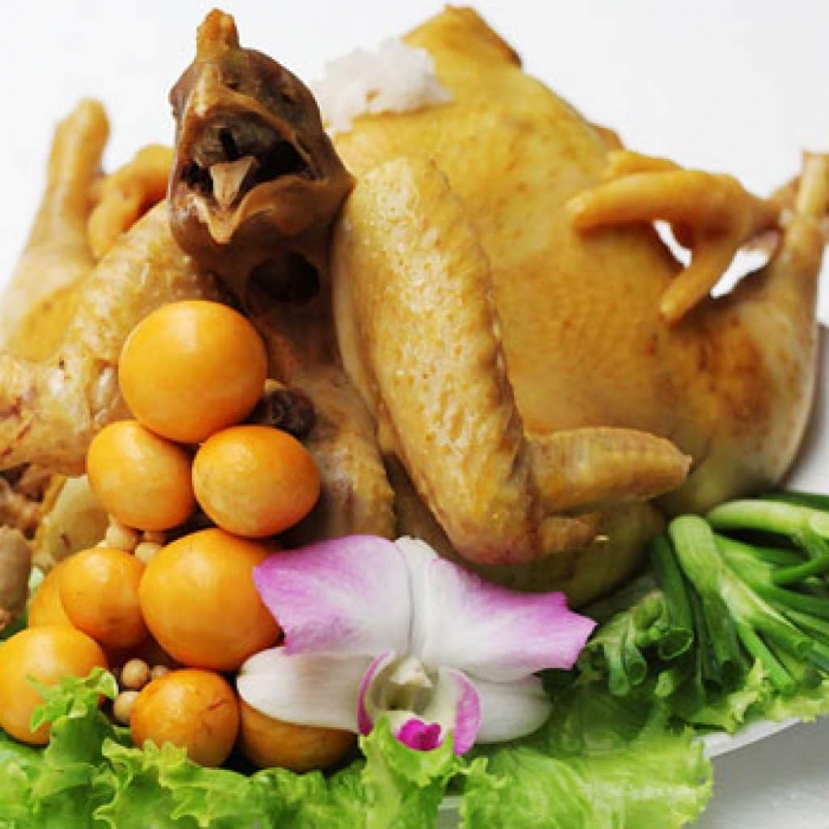 Nên đặt gà hướng đầu về phía bát hương để thể hiện rằng gà đang chầu và sẵn sàng cất cao tiếng gáy, trông hình ảnh vô cùng oai phong. Nên đặt gà hướng đầu về phía bát hương để thể hiện rằng gà đang chầu và sẵn sàng cất cao tiếng gáy, trông hình ảnh vô cùng oai phong.