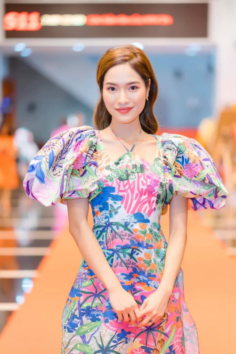 Mới đây, cô khiến dân mạng 'bất ngờ, ngỡ ngàng, ngơ ngác và bật ngửa' khi tậu nhà mới xe sang ở tuổi 26 Mới đây, cô khiến dân mạng 'bất ngờ, ngỡ ngàng, ngơ ngác và bật ngửa' khi tậu nhà mới xe sang ở tuổi 26