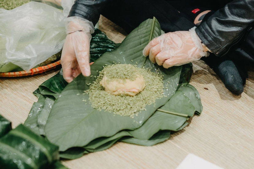 Bạn có thể bảo quản bánh chưng bằng tủ lạnh hoặc túi hút chân không. Đối với tủ lạnh, bạn nên cho lên ngăn làm đá, khi ăn có thể hấp cách thủy Bạn có thể bảo quản bánh chưng bằng tủ lạnh hoặc túi hút chân không. Đối với tủ lạnh, bạn nên cho lên ngăn làm đá, khi ăn có thể hấp cách thủy