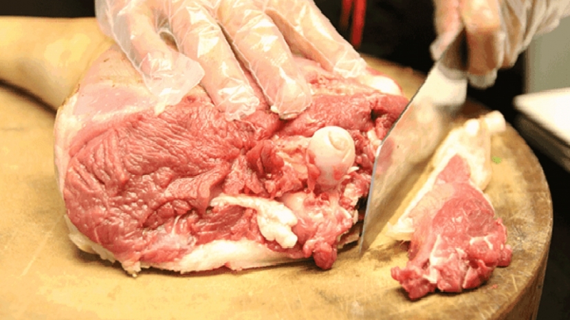 Về khâu ướp thịt gói bánh chưng bạn nên hạn chế cho quá nhiều nguyên liệu vì khiến bánh nhanh bị thiu Về khâu ướp thịt gói bánh chưng bạn nên hạn chế cho quá nhiều nguyên liệu vì khiến bánh nhanh bị thiu