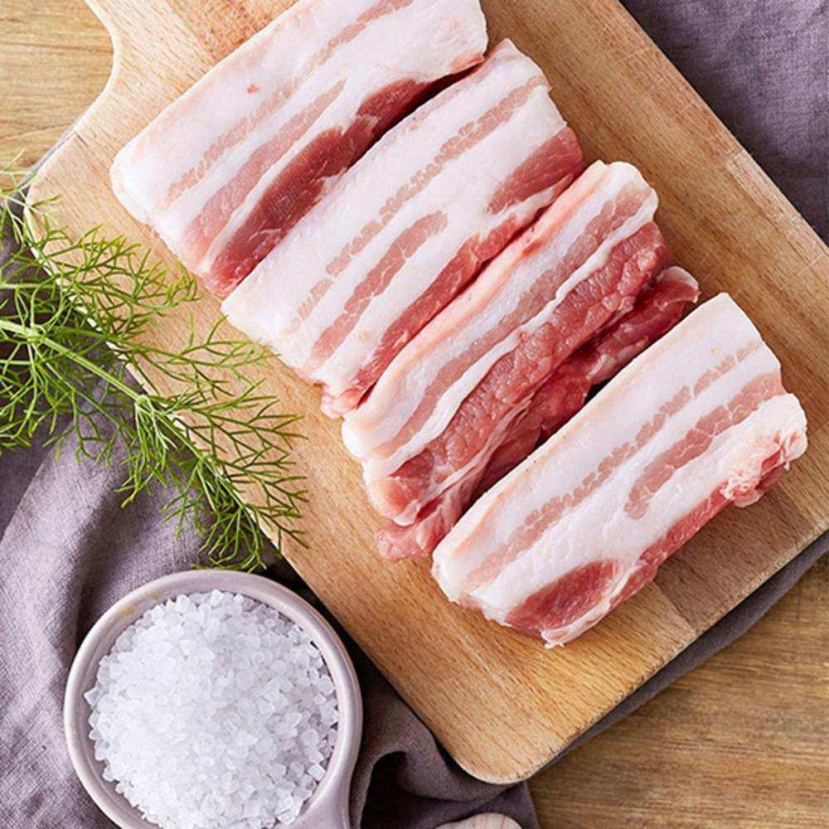 Thịt lợn gói bánh chưng ngon nhất là thịt ba chỉ hoặc thịt vai sấn có cả mỡ và nạc, không nên chọn thịt quá nạc bởi khi ăn sẽ bị khô Thịt lợn gói bánh chưng ngon nhất là thịt ba chỉ hoặc thịt vai sấn có cả mỡ và nạc, không nên chọn thịt quá nạc bởi khi ăn sẽ bị khô