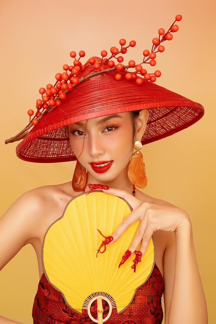 Từ lối trang điểm đến trang phục đều tôn triệt để gương mặt góc cạnh, thần thái ngút ngàn đỉnh cao Từ lối trang điểm đến trang phục đều tôn triệt để gương mặt góc cạnh, thần thái ngút ngàn đỉnh cao