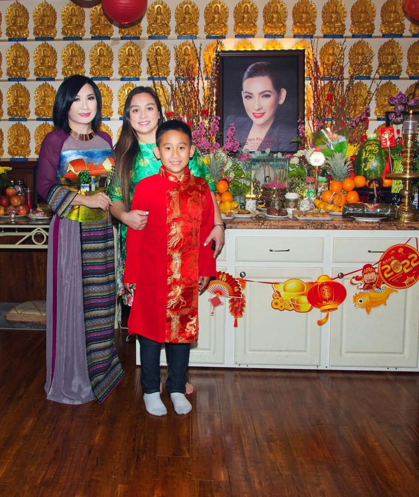 Người thân Phi Nhung luân phiên đến Tịnh Xá Giác An để thăm viếng cố ca sĩ vào dịp tết cổ truyền Người thân Phi Nhung luân phiên đến Tịnh Xá Giác An để thăm viếng cố ca sĩ vào dịp tết cổ truyền