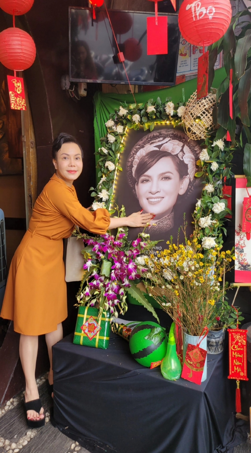 Đầu xuân năm mới Việt Hương khoe hình ảnh ghé thăm quán chay của Phi Nhung. Khoảnh khắc Việt Hương đặt nhẹ tay, nghiêng mình kính cẩn trước di ảnh đồng nghiệp khiến CDM xót xa Đầu xuân năm mới Việt Hương khoe hình ảnh ghé thăm quán chay của Phi Nhung. Khoảnh khắc Việt Hương đặt nhẹ tay, nghiêng mình kính cẩn trước di ảnh đồng nghiệp khiến CDM xót xa