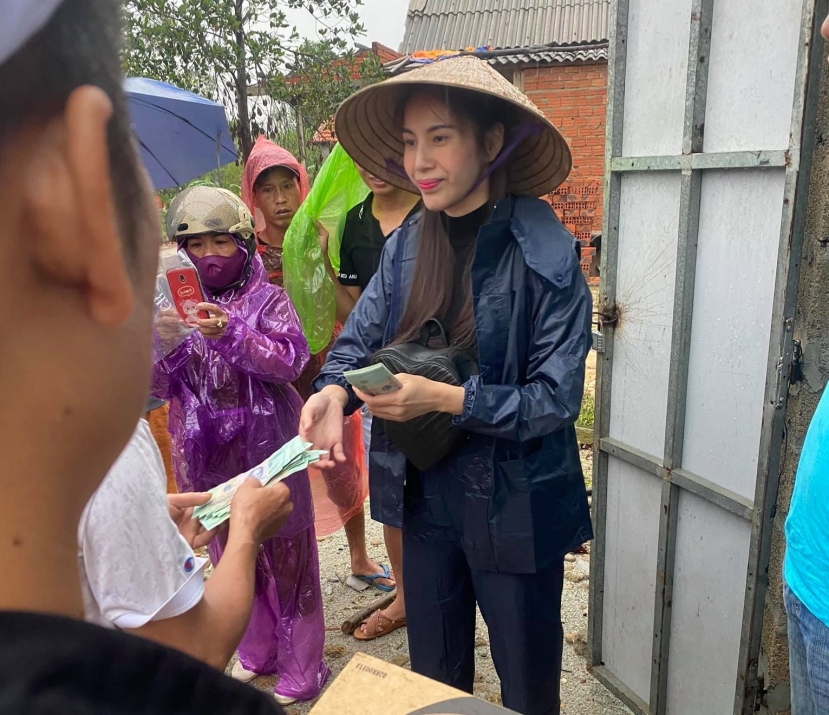 Vì bê bối từ thiện, tên tuổi của Thủy Tiên bị ảnh hưởng nghiêm trọng, thậm chí trở thành mục tiêu công kích của netizen Vì bê bối từ thiện, tên tuổi của Thủy Tiên bị ảnh hưởng nghiêm trọng, thậm chí trở thành mục tiêu công kích của netizen