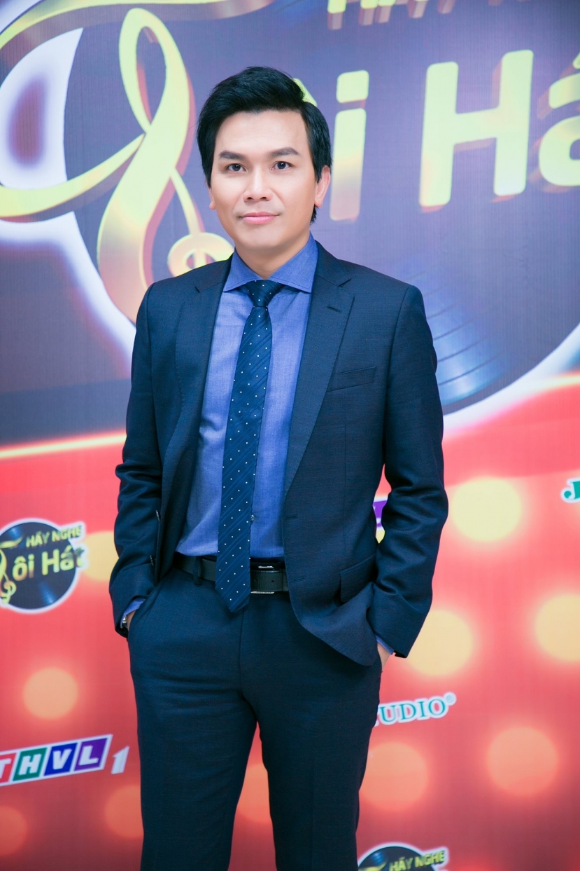 Khi Phi Nhung mất, Mạnh Quỳnh luôn từ chối những lời mời diễn cùng ca sĩ nữ. Anh lên sân khấu trong bộ vest đen, áo sơ mi trắng thắt cà vạt đen. Động thái này cho thấy nam ca sĩ một lòng tưởng nhớ về Phi Nhung Khi Phi Nhung mất, Mạnh Quỳnh luôn từ chối những lời mời diễn cùng ca sĩ nữ. Anh lên sân khấu trong bộ vest đen, áo sơ mi trắng thắt cà vạt đen. Động thái này cho thấy nam ca sĩ một lòng tưởng nhớ về Phi Nhung