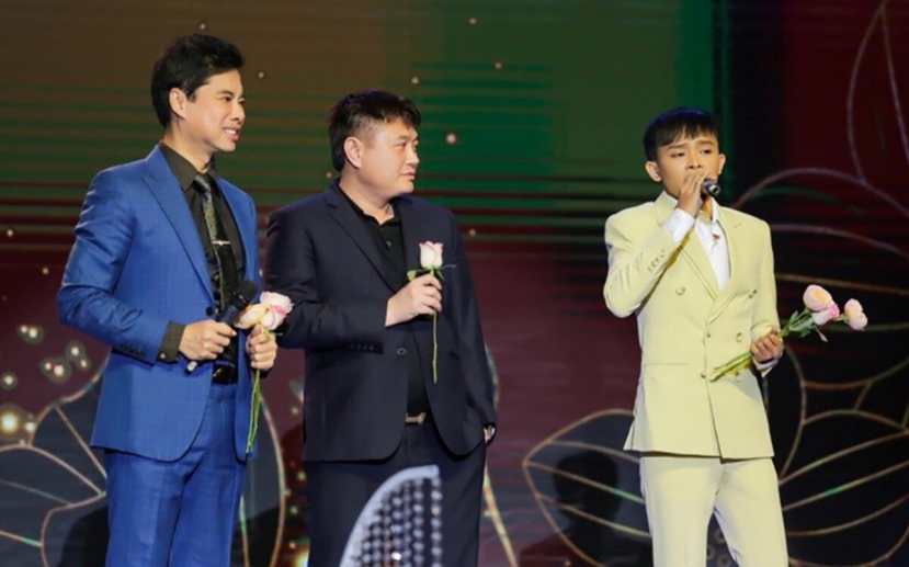 Sau thời gian dài vật lộn với ồn ào, Hồ Văn Cường đã dần trở lại hoạt động nghệ thuật dưới sự hậu thuẫn của Ngọc Sơn và Bầu Thụy Sau thời gian dài vật lộn với ồn ào, Hồ Văn Cường đã dần trở lại hoạt động nghệ thuật dưới sự hậu thuẫn của Ngọc Sơn và Bầu Thụy