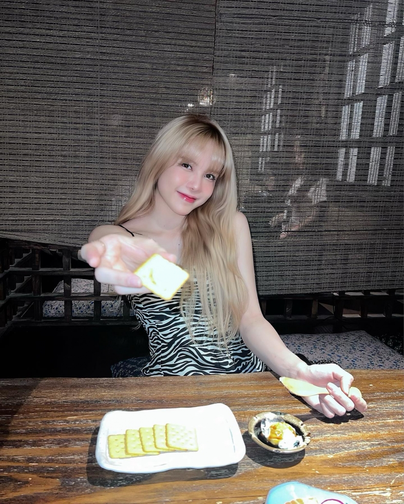 'Canh me' giờ hoàng đạo, Thiều Bảo Trâm đánh úp dân tình bằng bộ ảnh khoe sắc vóc 'mlem' cùng dòng trạng thái đầy ý nghĩa 'Canh me' giờ hoàng đạo, Thiều Bảo Trâm đánh úp dân tình bằng bộ ảnh khoe sắc vóc 'mlem' cùng dòng trạng thái đầy ý nghĩa