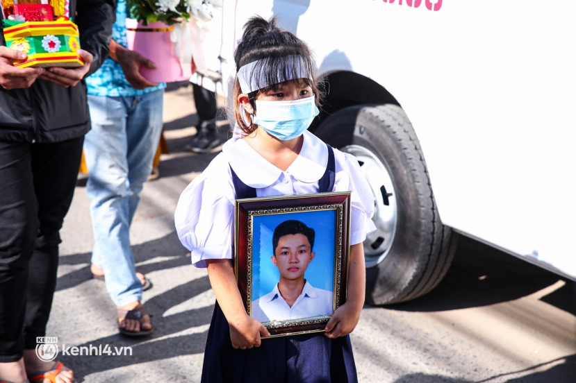 Em Ốc Bảo Bảo còn quá nhỏ để biết được 'ruột thịt' của mình đã mãi mãi rời cõi tạm Em Ốc Bảo Bảo còn quá nhỏ để biết được 'ruột thịt' của mình đã mãi mãi rời cõi tạm