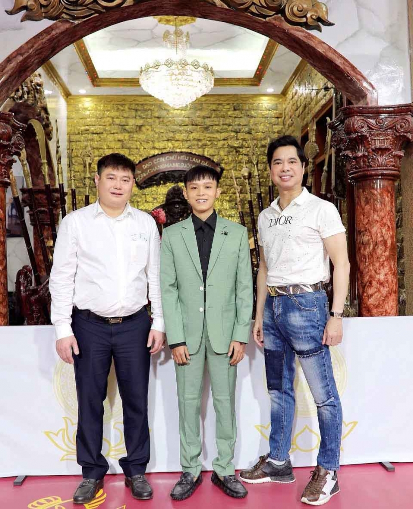 Kể từ khi tuyên bố cùng Ngọc Sơn hậu thuẫn con nuôi Phi Nhung, bầu Thụy tích cực chia sẻ những thông tin liên quan đến “gà cưng” như sự ủng hộ nhiệt tình Kể từ khi tuyên bố cùng Ngọc Sơn hậu thuẫn con nuôi Phi Nhung, bầu Thụy tích cực chia sẻ những thông tin liên quan đến “gà cưng” như sự ủng hộ nhiệt tình