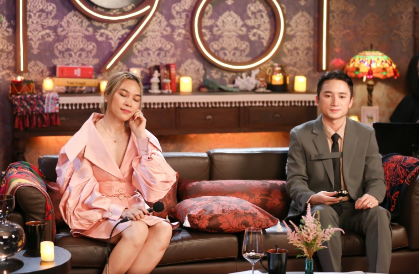 Mỹ Tâm bày tỏ sự thắc mắc Phan Mạnh Quỳnh - bạn diễn của nữ ca sĩ đang suy nghĩ gì khi cô đang biểu diễn Mỹ Tâm bày tỏ sự thắc mắc Phan Mạnh Quỳnh - bạn diễn của nữ ca sĩ đang suy nghĩ gì khi cô đang biểu diễn