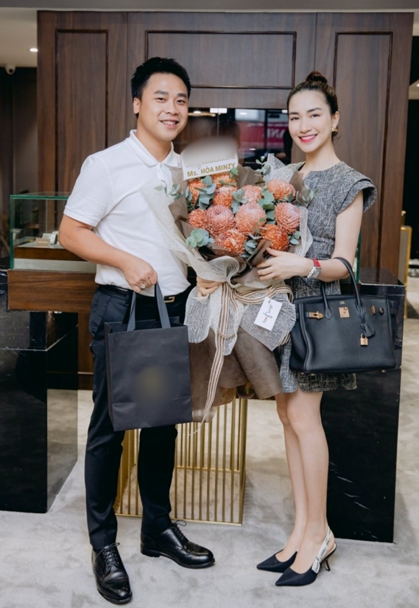 Hòa Minzy và bạn trai thiếu gia Minh Hải là tâm điểm chú ý khi tuyên bố 'dứt tình' sau gần 5 năm gắn bó Hòa Minzy và bạn trai thiếu gia Minh Hải là tâm điểm chú ý khi tuyên bố 'dứt tình' sau gần 5 năm gắn bó