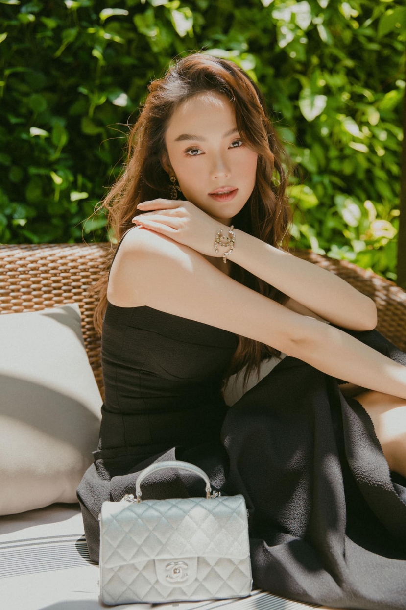 Ngay từ bé Minh Hằng đã phải chịu nhiều thiếu thốn về tình cảm khi bố mẹ thường xuyên bất hòa dẫn đến ly hôn Ngay từ bé Minh Hằng đã phải chịu nhiều thiếu thốn về tình cảm khi bố mẹ thường xuyên bất hòa dẫn đến ly hôn