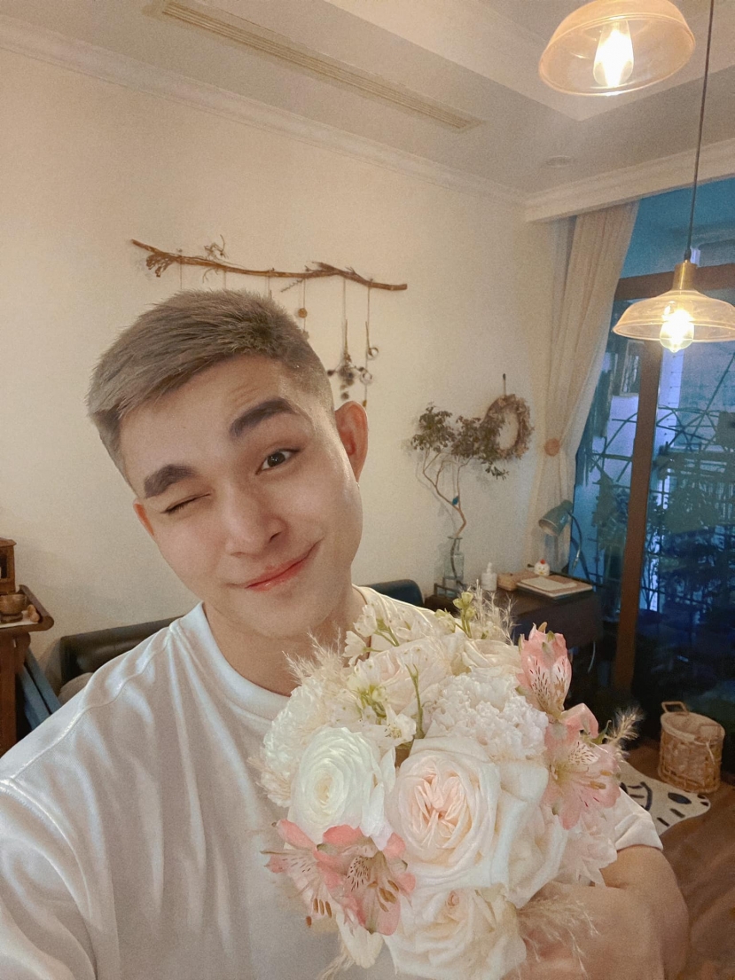 Jun Phạm hạnh phúc khoe món quà từ đàn chị Jun Phạm hạnh phúc khoe món quà từ đàn chị