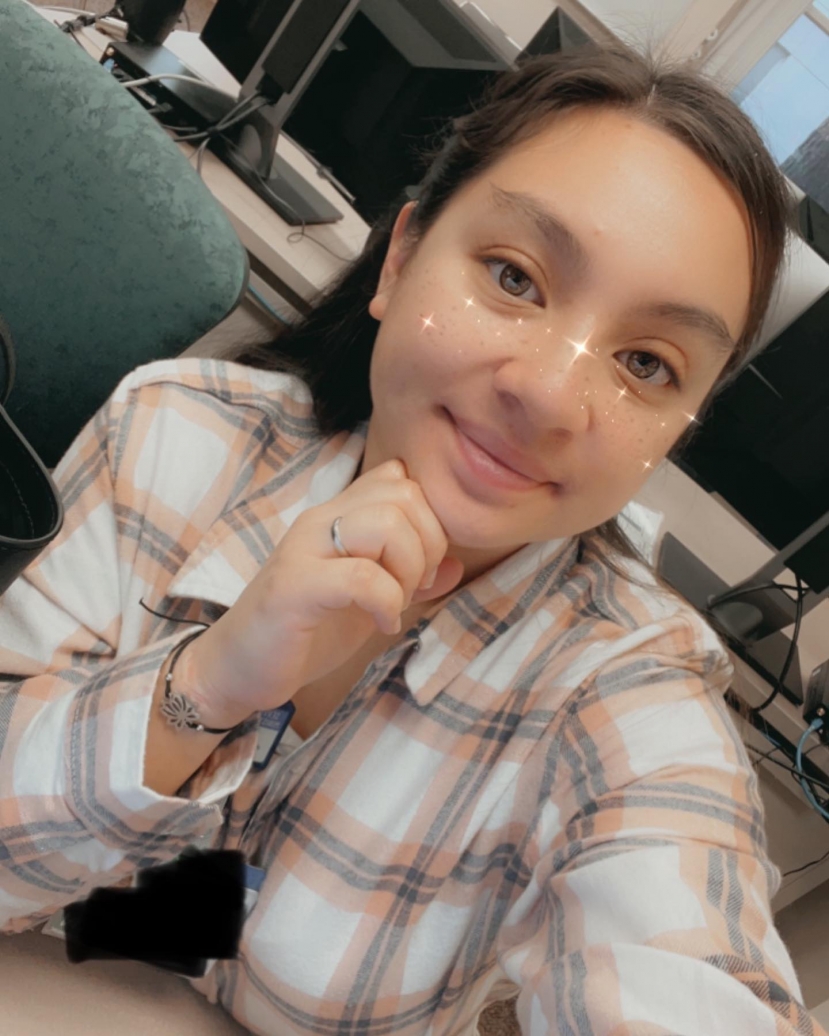Wendy Phạm ngậm ngùi thông báo với người mẹ ở phương xa đã đến chỗ làm, đồng thời dặn dò Phi Nhung ăn uống đầy đủ Wendy Phạm ngậm ngùi thông báo với người mẹ ở phương xa đã đến chỗ làm, đồng thời dặn dò Phi Nhung ăn uống đầy đủ