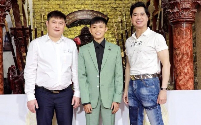 Bầu Thụy và danh ca Ngọc Sơn luôn có sự quan tâm đặc biệt cho Hồ Văn Cường Bầu Thụy và danh ca Ngọc Sơn luôn có sự quan tâm đặc biệt cho Hồ Văn Cường