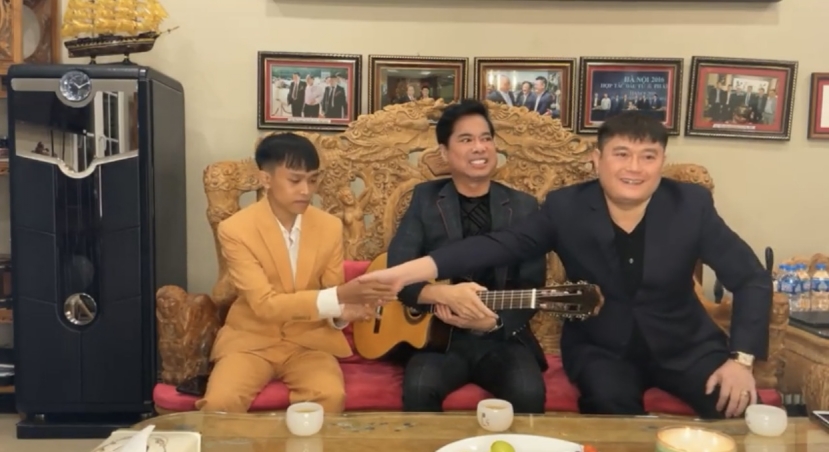 Nếu như danh ca Ngọc Sơn hỗ trợ những kỹ năng trình diễn, ca hát, thì bầu Thụy thường xuyên chỉ dạy để Hồ Văn Cường nên người Nếu như danh ca Ngọc Sơn hỗ trợ những kỹ năng trình diễn, ca hát, thì bầu Thụy thường xuyên chỉ dạy để Hồ Văn Cường nên người