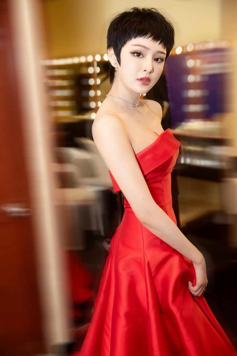Việc Hiền Hồ vẫn giữ thái độ im lặng, thậm chí khóa trang cá nhân đã vô tình 'chọc tức' cộng đồng mạng Việc Hiền Hồ vẫn giữ thái độ im lặng, thậm chí khóa trang cá nhân đã vô tình 'chọc tức' cộng đồng mạng
