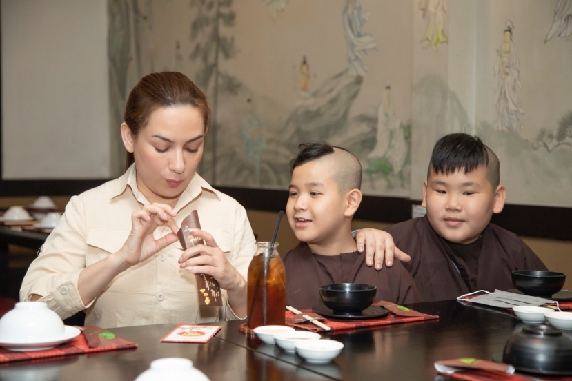 Tuy mỗi người có một hướng đi khác nhau thế nhưng đều đúng với tâm nguyện của mẹ lúc sinh thời là trở thành người có ích cho đời Tuy mỗi người có một hướng đi khác nhau thế nhưng đều đúng với tâm nguyện của mẹ lúc sinh thời là trở thành người có ích cho đời
