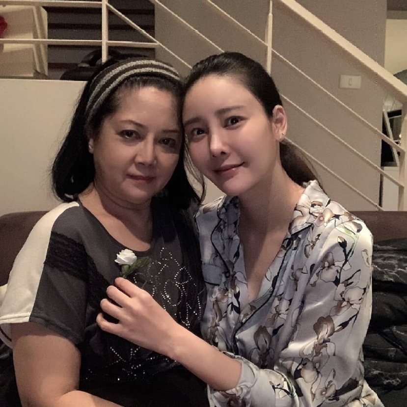 Mẹ Tangmo Nida từng gây phẫn nộ khi tuyên bố tha thứ cho hai người bạn có mặt trên chiếc cano định mệnh. Lý do xuất phát từ số tiền bồi thường khổng lồ Mẹ Tangmo Nida từng gây phẫn nộ khi tuyên bố tha thứ cho hai người bạn có mặt trên chiếc cano định mệnh. Lý do xuất phát từ số tiền bồi thường khổng lồ