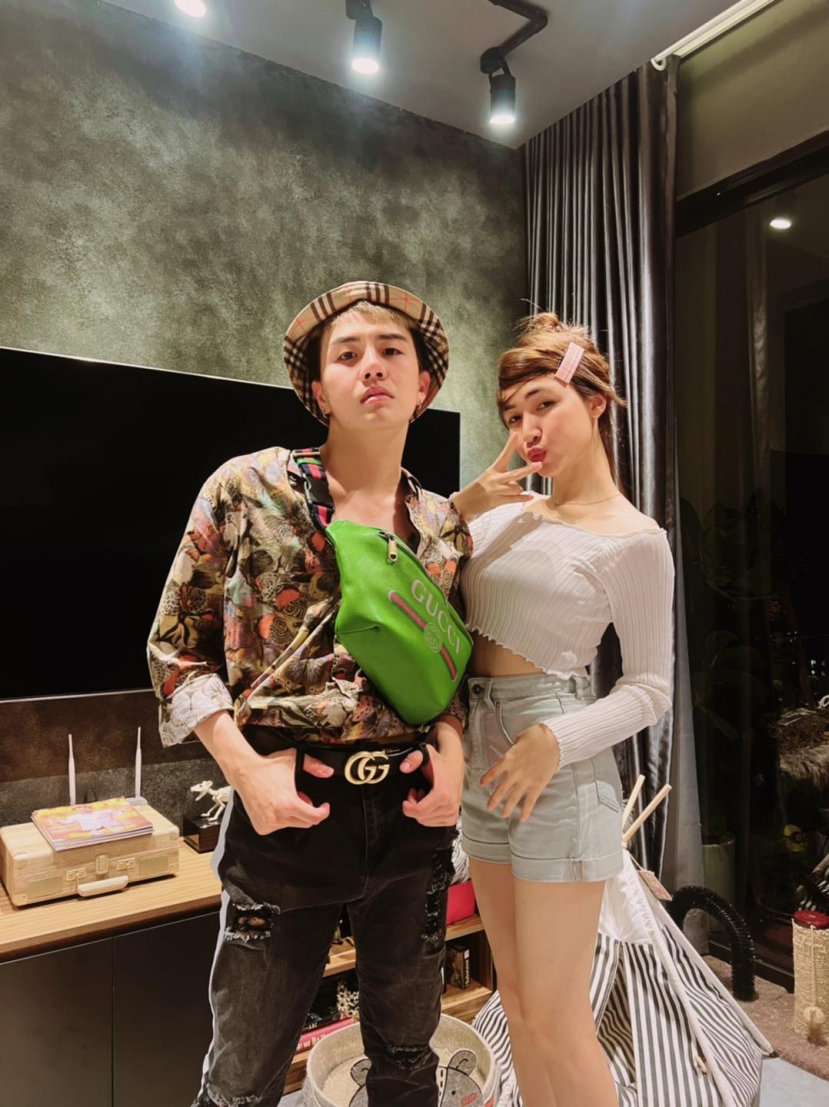 Hòa Minzy đăng tải hình ảnh cùng nam diễn viên Duy Khánh trở về phong cách tuổi teen một thời. Hòa Minzy đăng tải hình ảnh cùng nam diễn viên Duy Khánh trở về phong cách tuổi teen một thời.