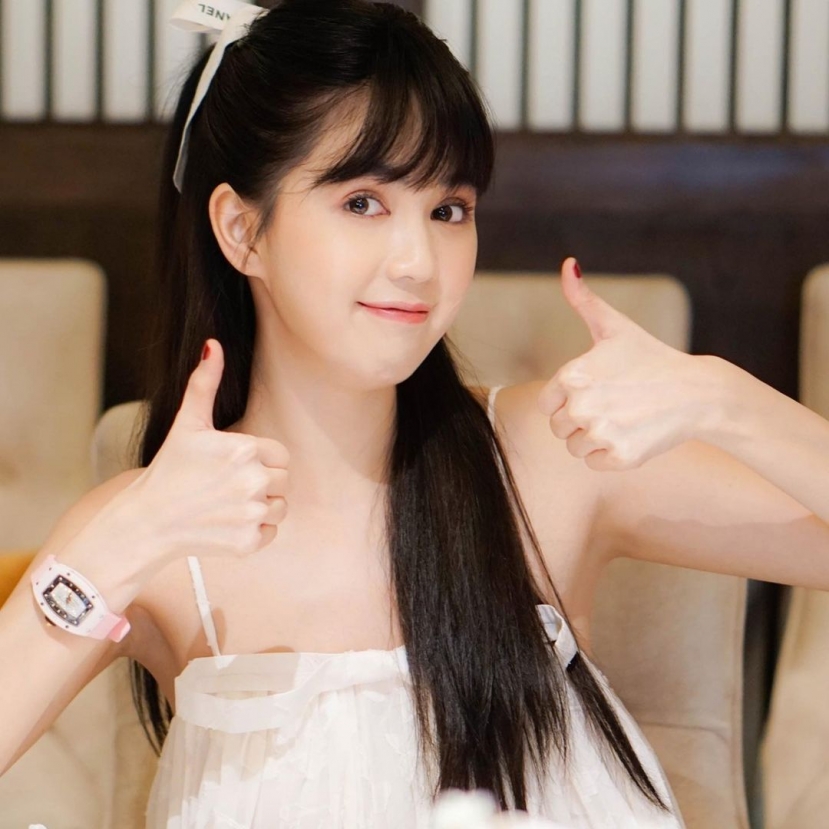 Vốn sở hữu thân hình chuẩn không cần chỉnh và khuôn mặt như 'búp bê sống' nên Ngọc Trinh 'dát' gì lên người vẫn hút ánh nhìn. Vốn sở hữu thân hình chuẩn không cần chỉnh và khuôn mặt như 'búp bê sống' nên Ngọc Trinh 'dát' gì lên người vẫn hút ánh nhìn.