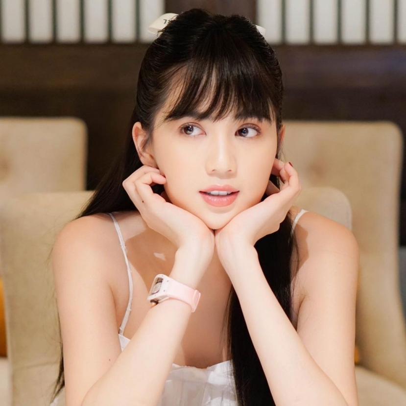 Một chiếc dây buộc tưởng như bỏ đi nhưng Ngọc Trinh lại có được vẻ ngoài sang chảnh kiêu kỳ Một chiếc dây buộc tưởng như bỏ đi nhưng Ngọc Trinh lại có được vẻ ngoài sang chảnh kiêu kỳ