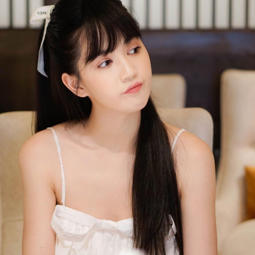Lớp nền mỏng như giấy, tạo điểm nhấn vào đôi mắt trong trẻo như mặt hồ mùa thu khiến bao chàng phải say đắm. Lớp nền mỏng như giấy, tạo điểm nhấn vào đôi mắt trong trẻo như mặt hồ mùa thu khiến bao chàng phải say đắm.