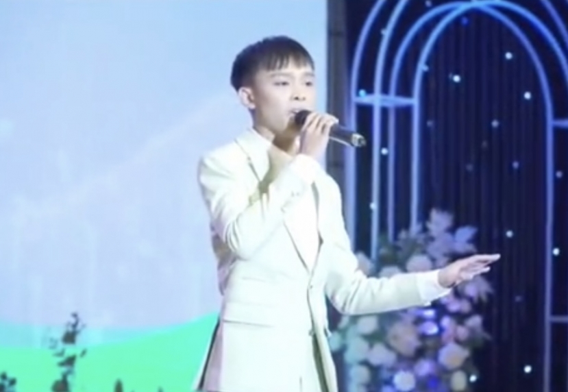 Tiết mục biểu diễn của giọng ca Gò Công tại một sự kiện tổng kết cuối năm khiến khán giả cảm thấy khó chịu vì giọng hát Tiết mục biểu diễn của giọng ca Gò Công tại một sự kiện tổng kết cuối năm khiến khán giả cảm thấy khó chịu vì giọng hát