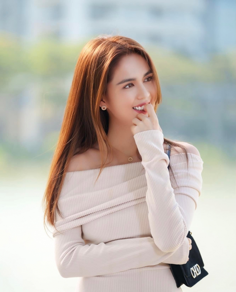 Bên cạnh những lần hở bạo thì chuyện tình cảm của Ngọc Trinh cũng không ít lần khiến cư dân mạng phải 'xầm xì'. Bên cạnh những lần hở bạo thì chuyện tình cảm của Ngọc Trinh cũng không ít lần khiến cư dân mạng phải 'xầm xì'.