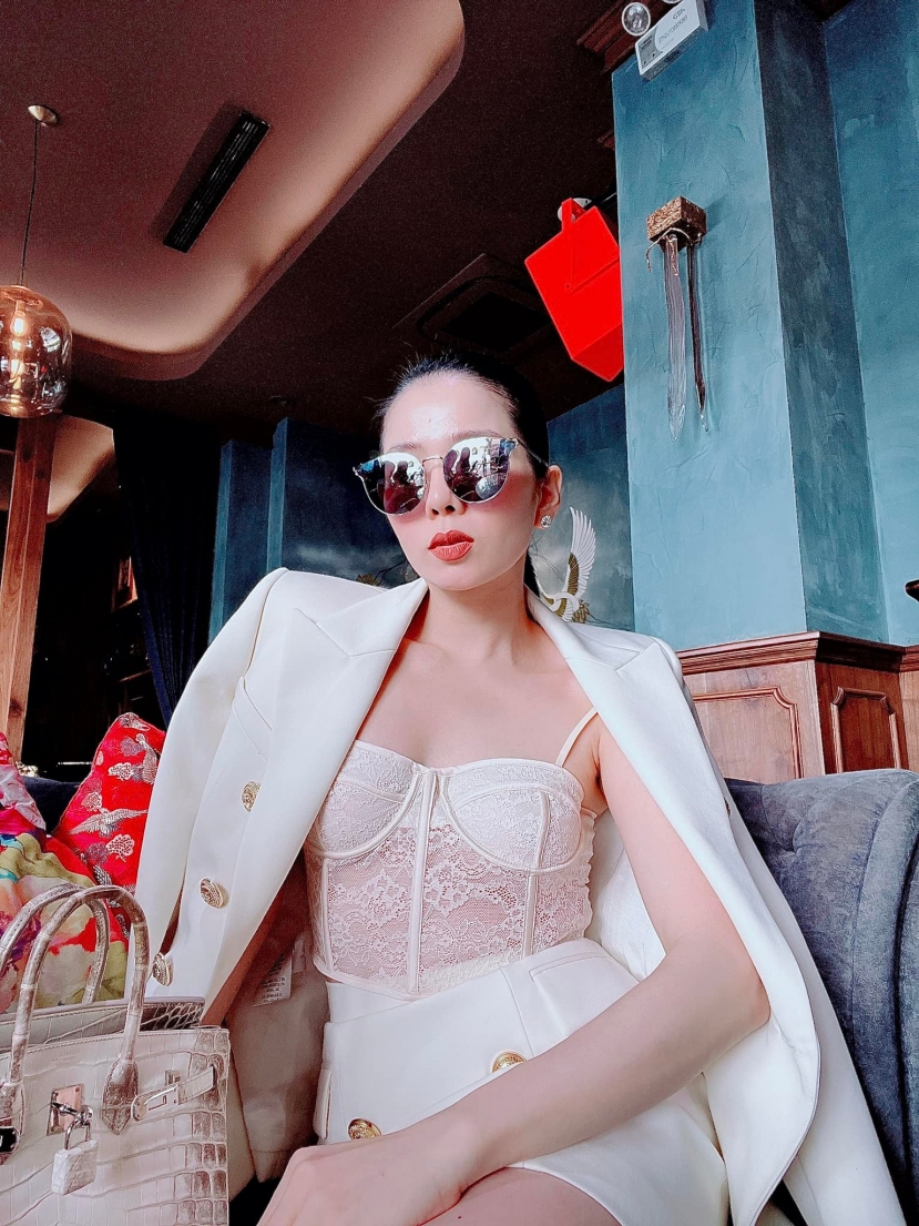 Diện trên mình chiếc áo cúp ngực vốn được giới trẻ lăng xê, Lệ Quyên khoe khéo vòng 1 căng đầy cùng tấm lưng trần nõn nà Diện trên mình chiếc áo cúp ngực vốn được giới trẻ lăng xê, Lệ Quyên khoe khéo vòng 1 căng đầy cùng tấm lưng trần nõn nà