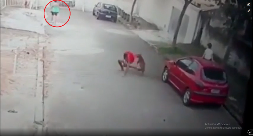 Thái độ dửng dưng của người qua đường gây tranh cãi Thái độ dửng dưng của người qua đường gây tranh cãi