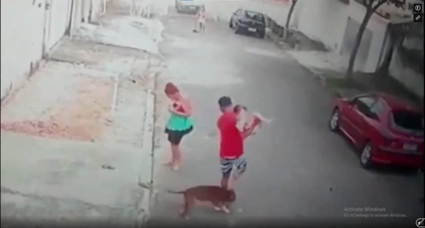 Nhận thấy tình huống nguy hiểm, một thanh niên áo đỏ đã ra giải cứu Nhận thấy tình huống nguy hiểm, một thanh niên áo đỏ đã ra giải cứu