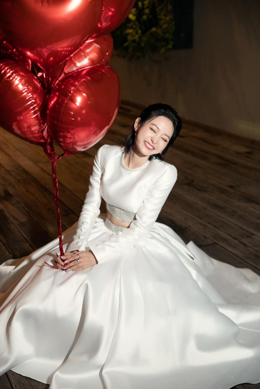 Hiền Hồ có tuổi thơ hồn nhiên như bạn bè cùng trang lứa. Năm ngoái Hiền Hồ đã xây cho mẹ ruột một căn nhà Hiền Hồ có tuổi thơ hồn nhiên như bạn bè cùng trang lứa. Năm ngoái Hiền Hồ đã xây cho mẹ ruột một căn nhà