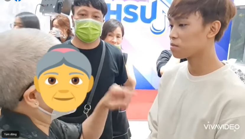 Bà Lão liên tục gửi lời động viên đến con nuôi Phi Nhung Bà Lão liên tục gửi lời động viên đến con nuôi Phi Nhung