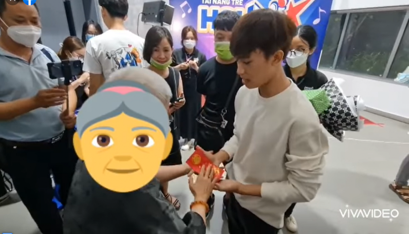 Một người hâm mộ cao tuổi đã bay từ Úc về Việt Nam để nói lời yêu thương với Hồ Văn Cường Một người hâm mộ cao tuổi đã bay từ Úc về Việt Nam để nói lời yêu thương với Hồ Văn Cường