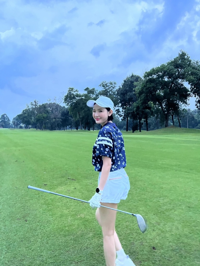 'Tóm dính' khoảnh khắc Hiền Hồ 'đủng đỉnh' đi đánh golf hậu xin lỗi bê bối đời tư, thái độ ra sao? - Ảnh 1 'Tóm dính' khoảnh khắc Hiền Hồ 'đủng đỉnh' đi đánh golf hậu xin lỗi bê bối đời tư, thái độ ra sao? - Ảnh 1